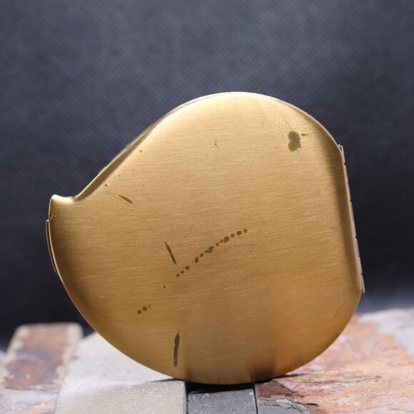 Vintage Elgin American Heart-Shaped Powder Compact – Gold-Tone Etched Design - Picture 6 of 11